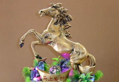 招財(cái)鎮(zhèn)宅 流水生財(cái)——解析仿古銅樹(shù)脂馬擺件噴泉的工藝與寓意